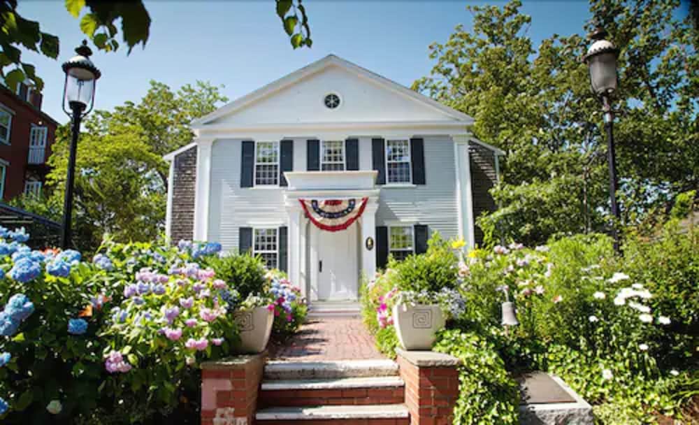 Фото Jared Coffin House