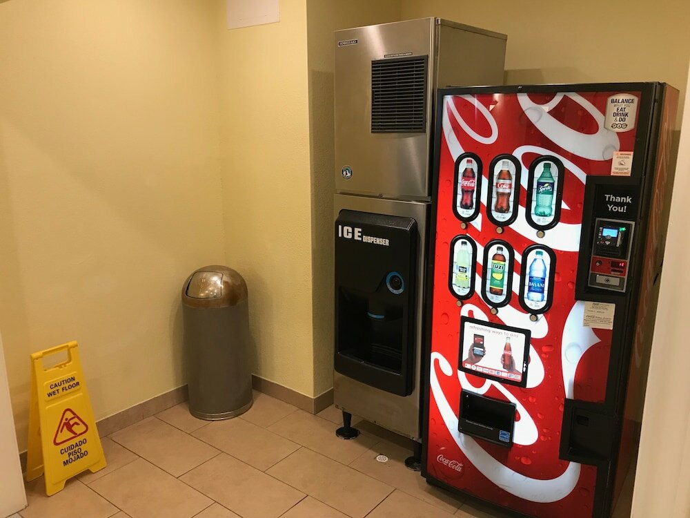 Фото Days Inn & Suites by Wyndham Galveston West/Seawall