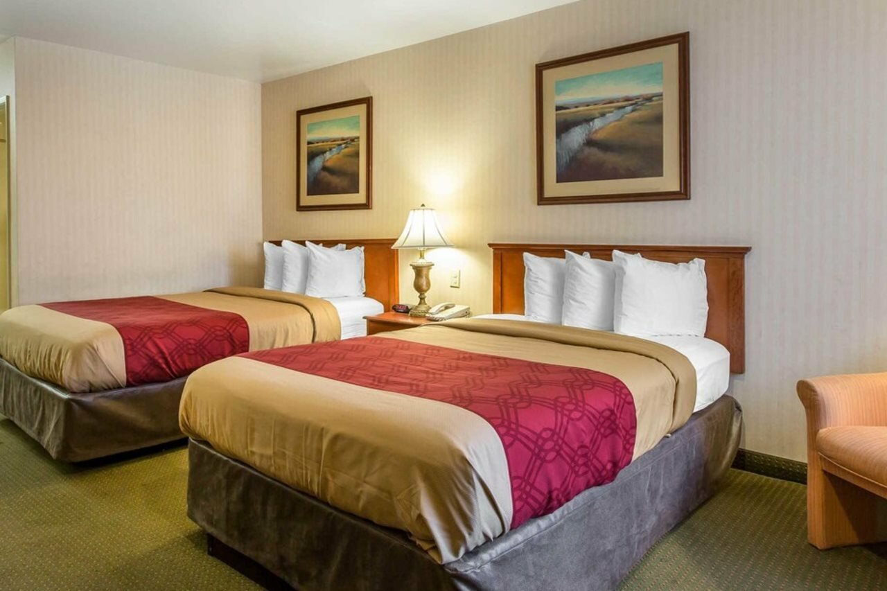 Фото Econo Lodge Inn & Suites Riverside - Corona