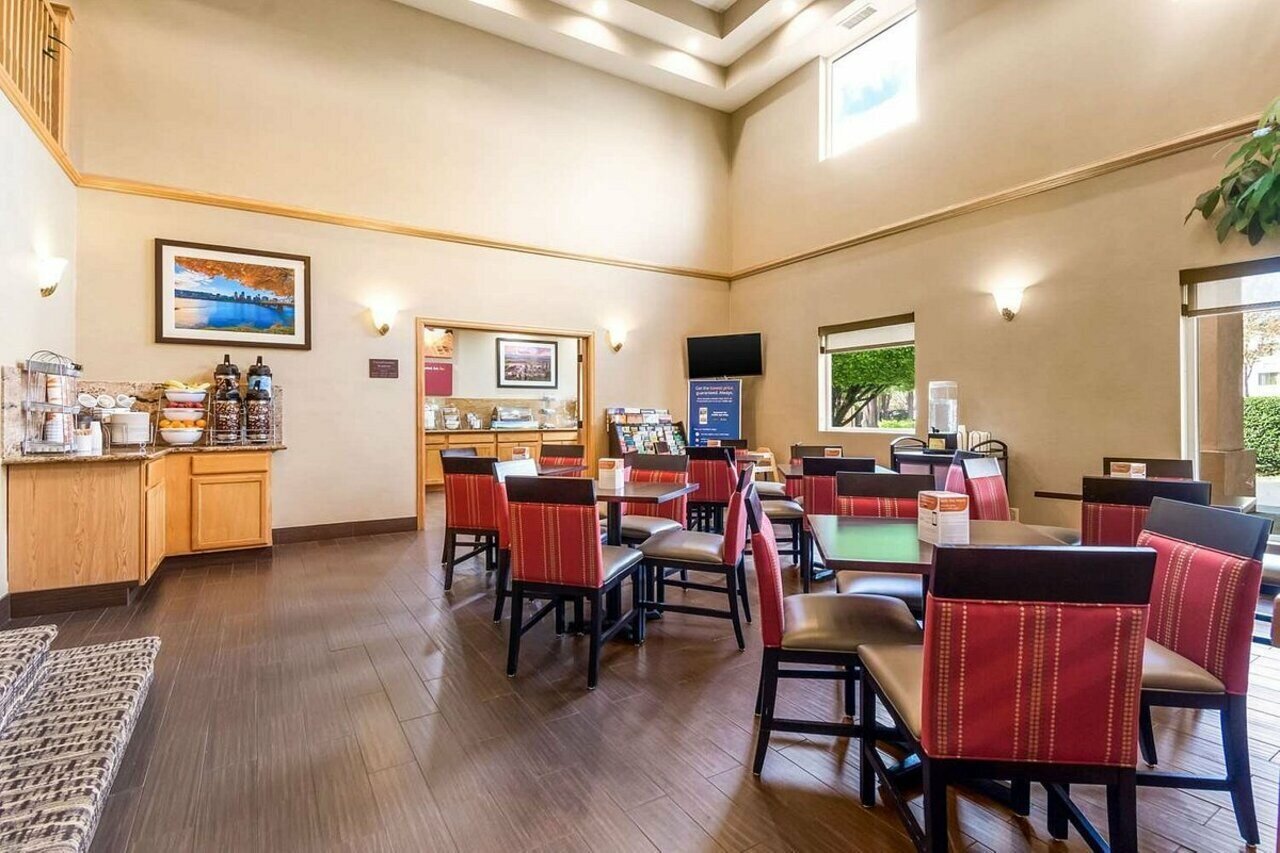 Фото Comfort Suites Portland Airport