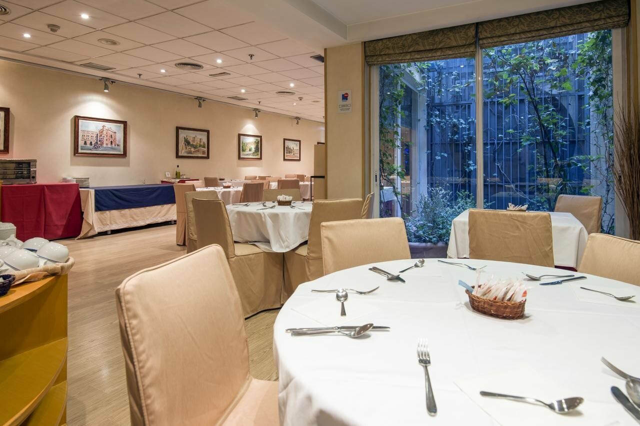 Фото Hotel Infanta Mercedes