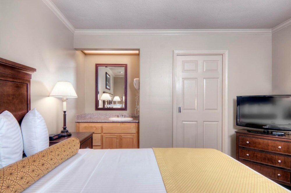 Фото University Park Inn & Suites