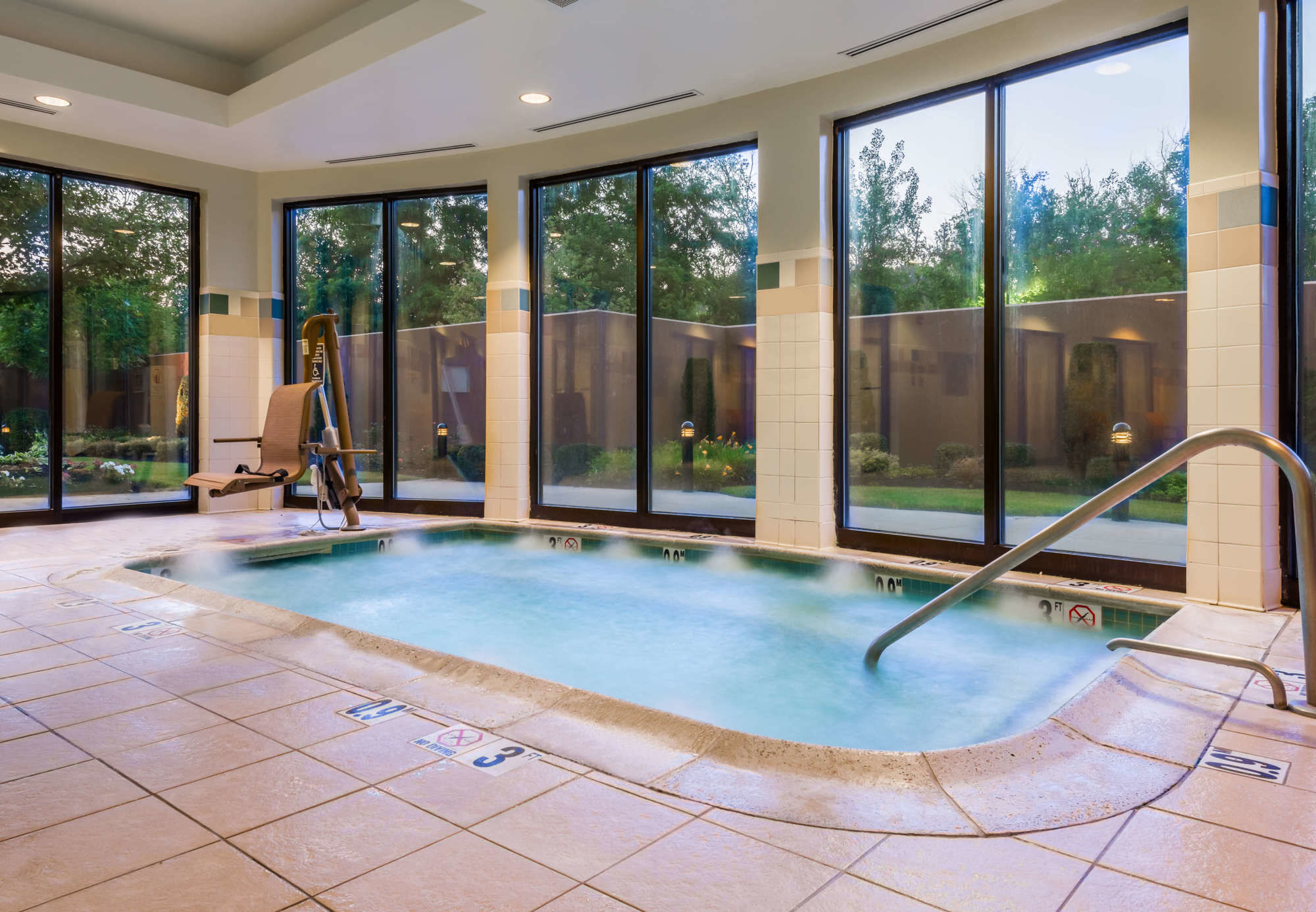 Фото Courtyard by Marriott Providence Lincoln