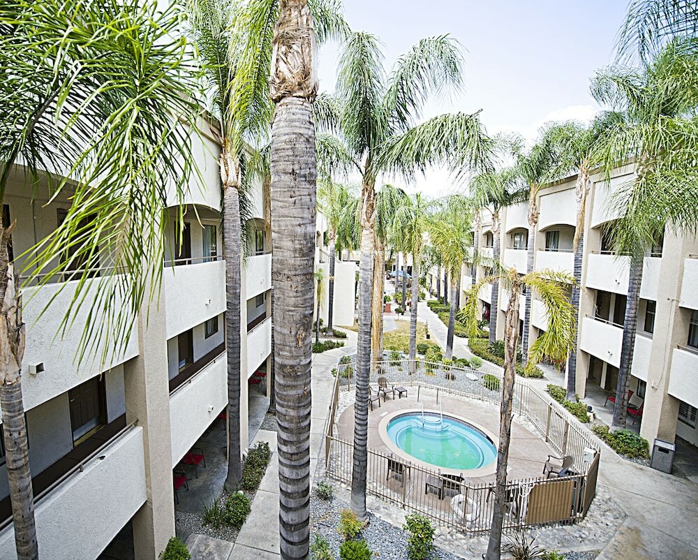Фото Hotel d’Lins Ontario Airport