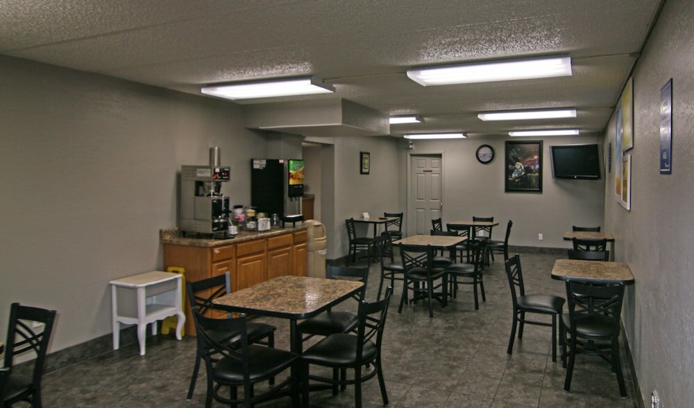 Фото Days Inn & Suites by Wyndham Springfield on I-44