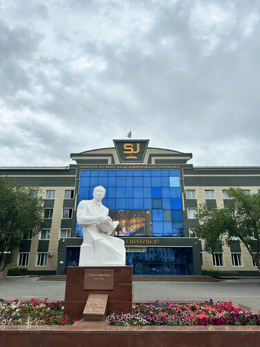 Университеттің сиськиінен Алла