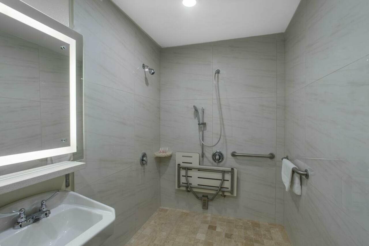 Фото Ramada by Wyndham Culver City