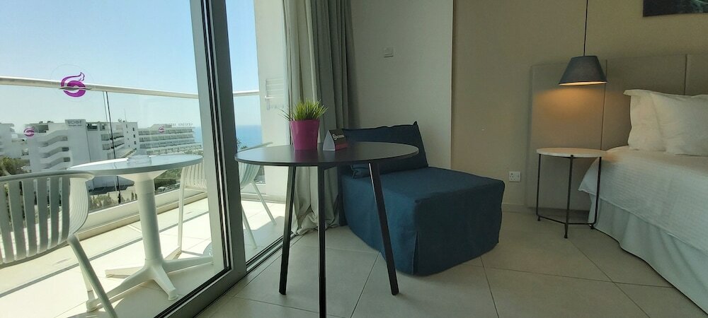 Фото Napa Mermaid Hotel & Suites