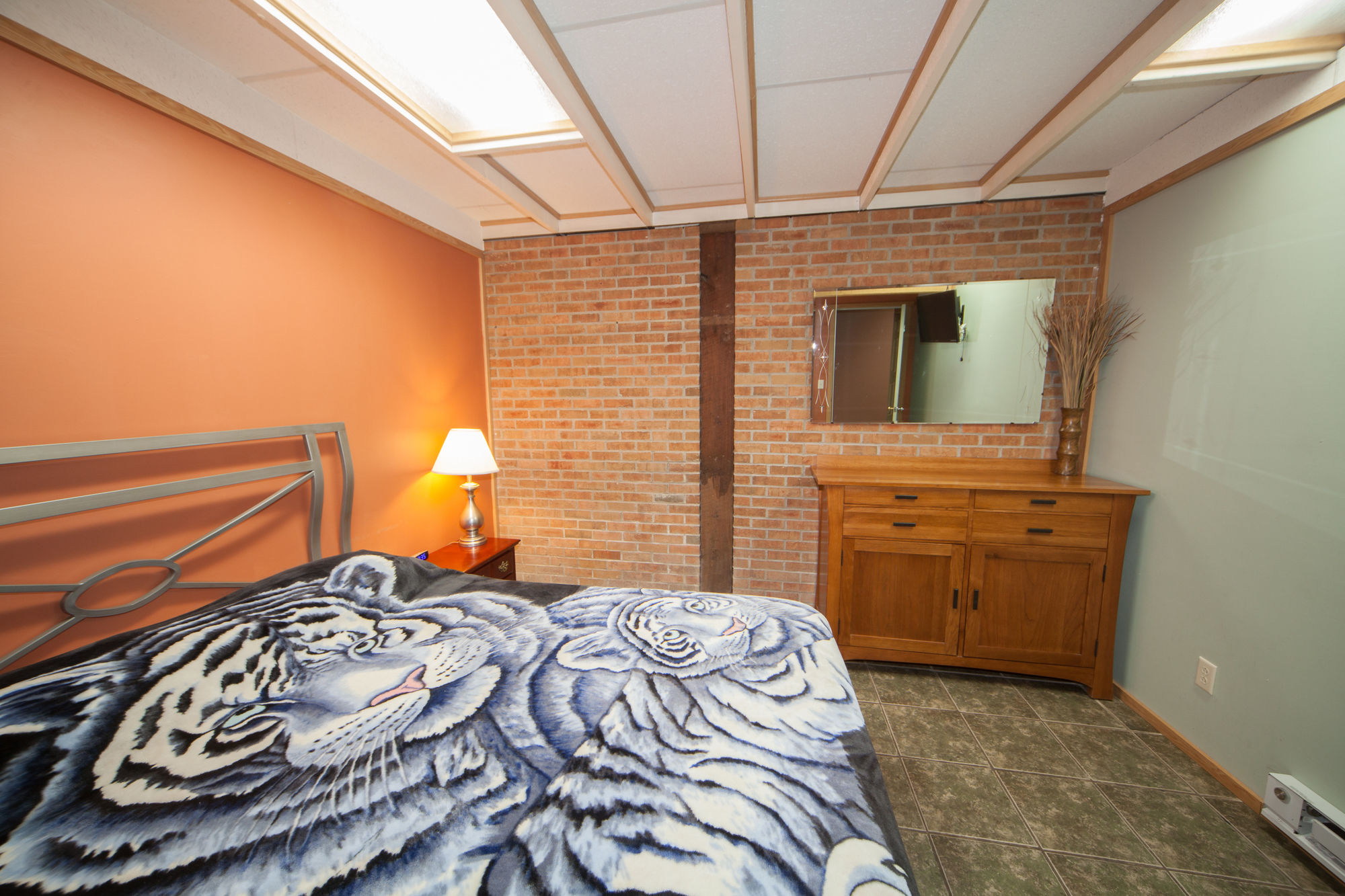 Фото Log Cabin Lodge & Suites