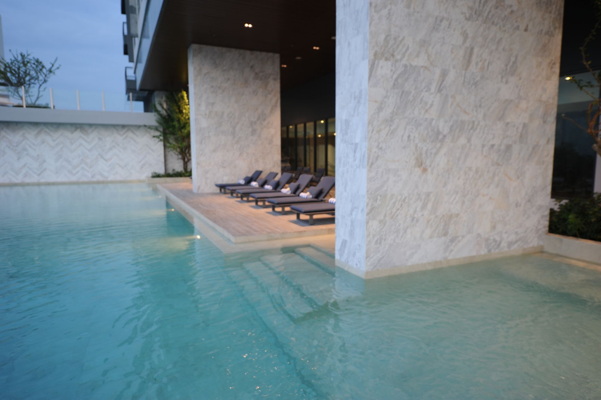 Фото Oakwood Hotel and Residence Sri Racha