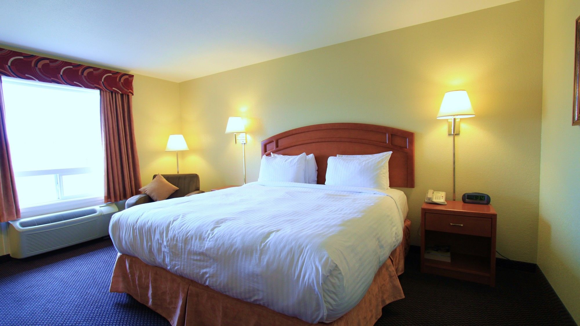 Фото Days Inn & Suites by Wyndham Thompson