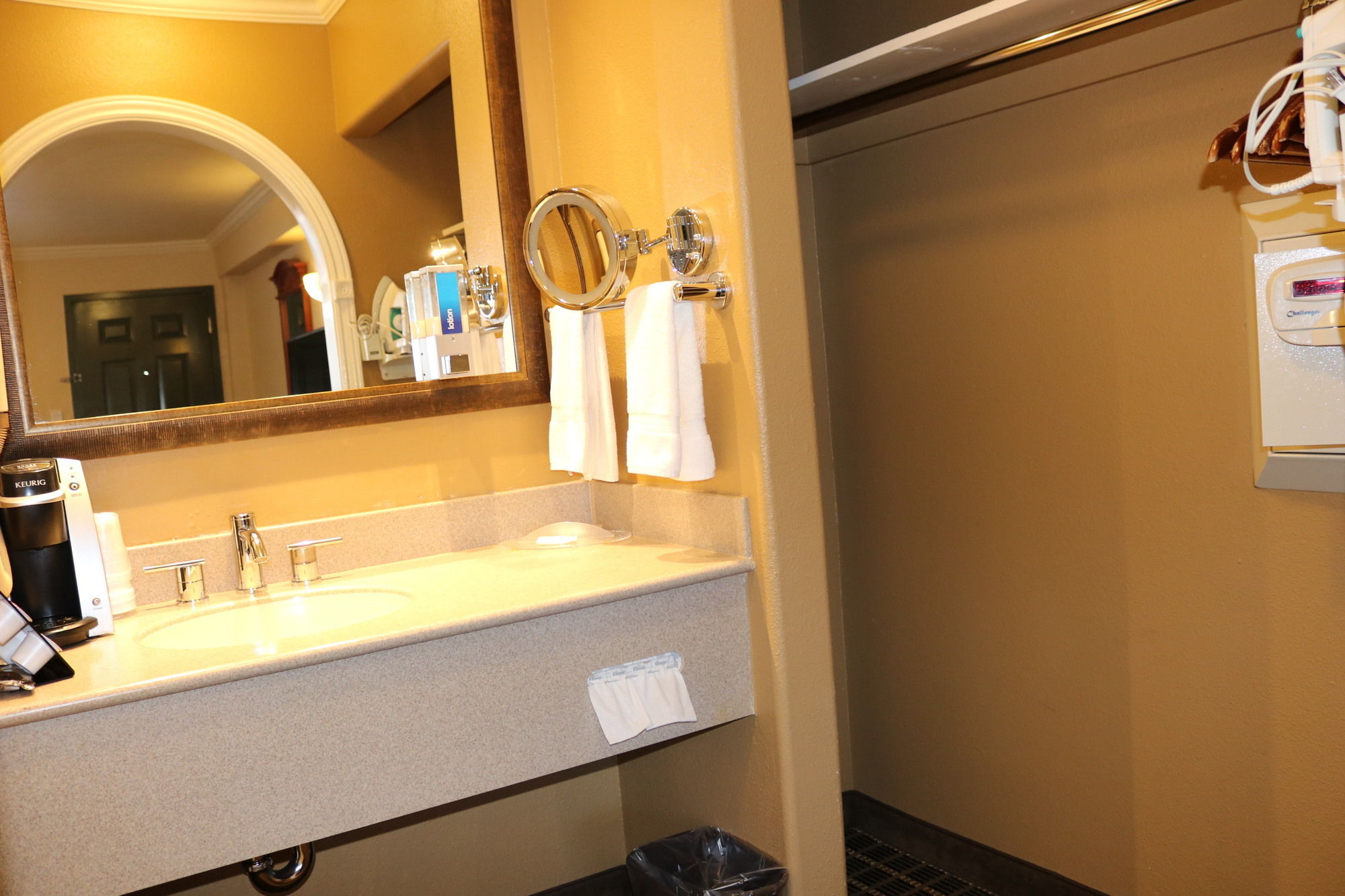 Фото Alexis Park Hotel