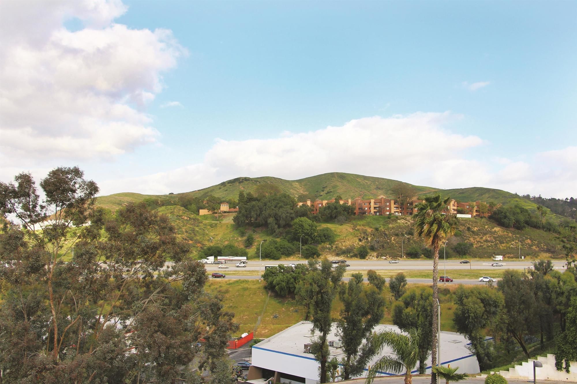 Фото La Quinta Inn & Suites by Wyndham Pomona