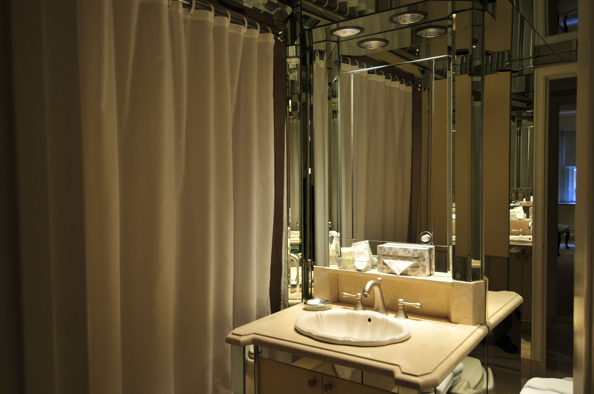 Фото The Lombardy Hotel