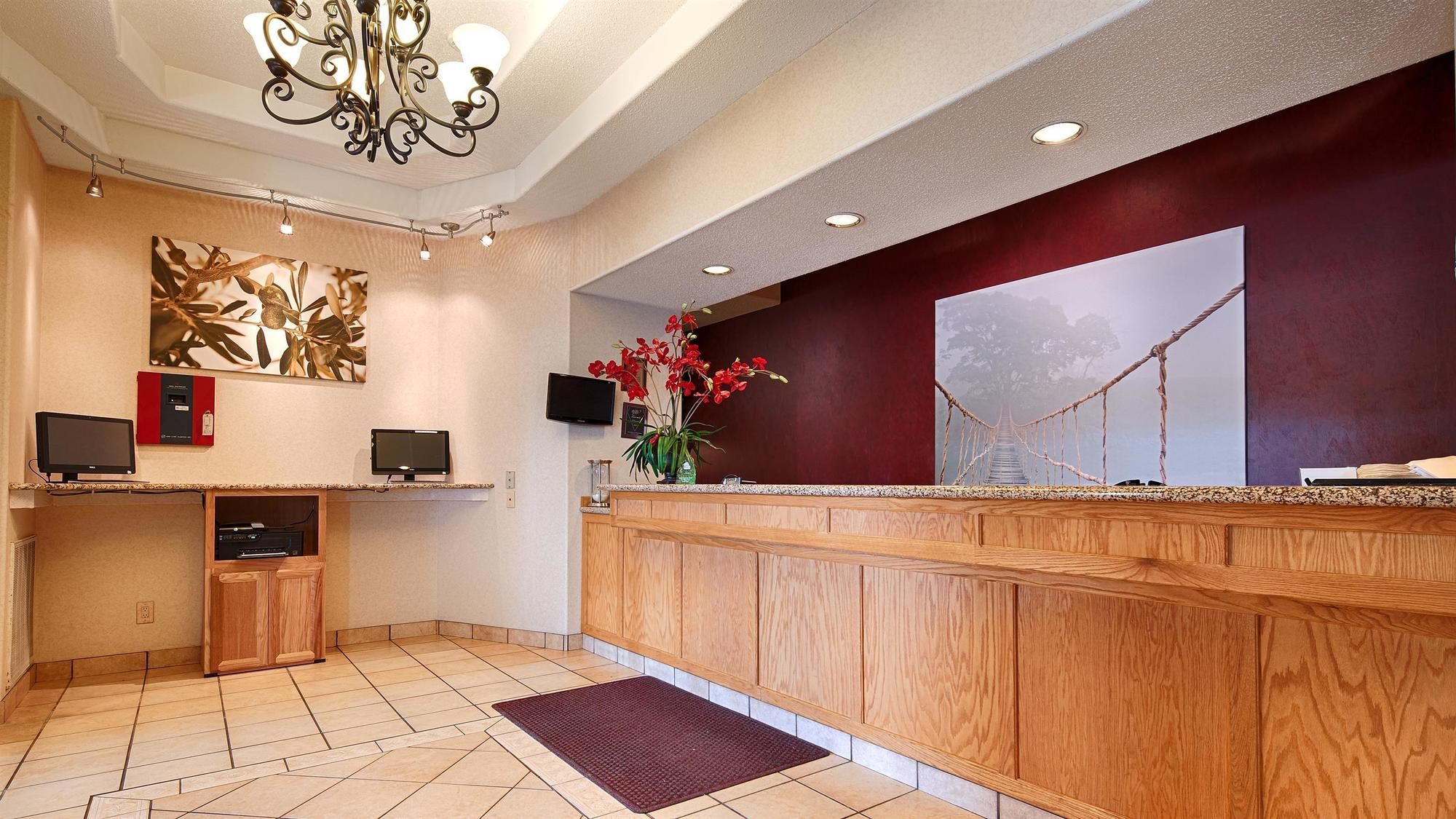 Фото Best Western Plus Des Moines West Inn & Suites