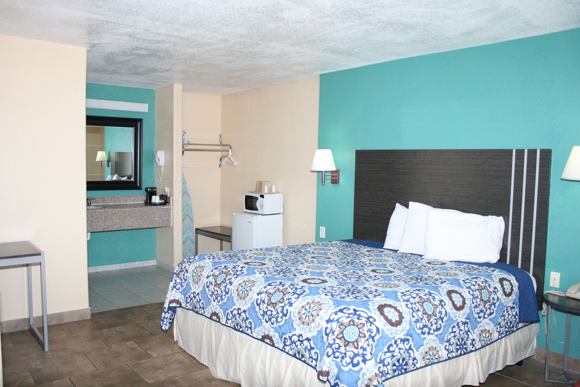 Фото Pinn Road Inn and Suites