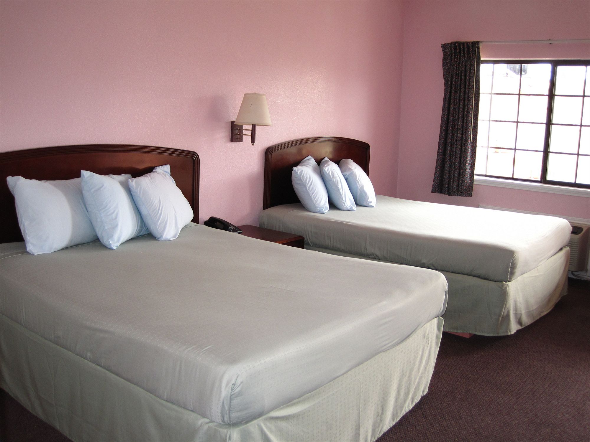 Фото Pinn Road Inn and Suites