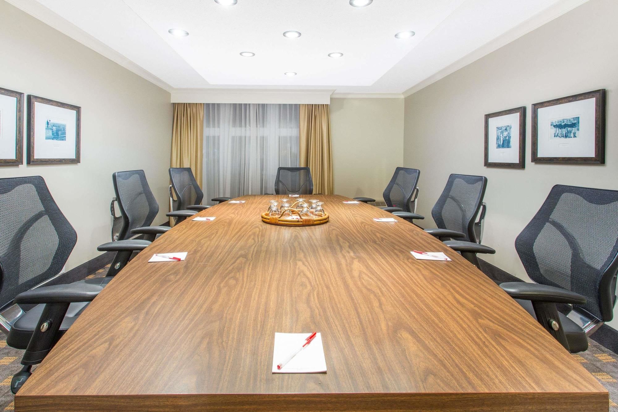 Фото Ramada by Wyndham Cornwall