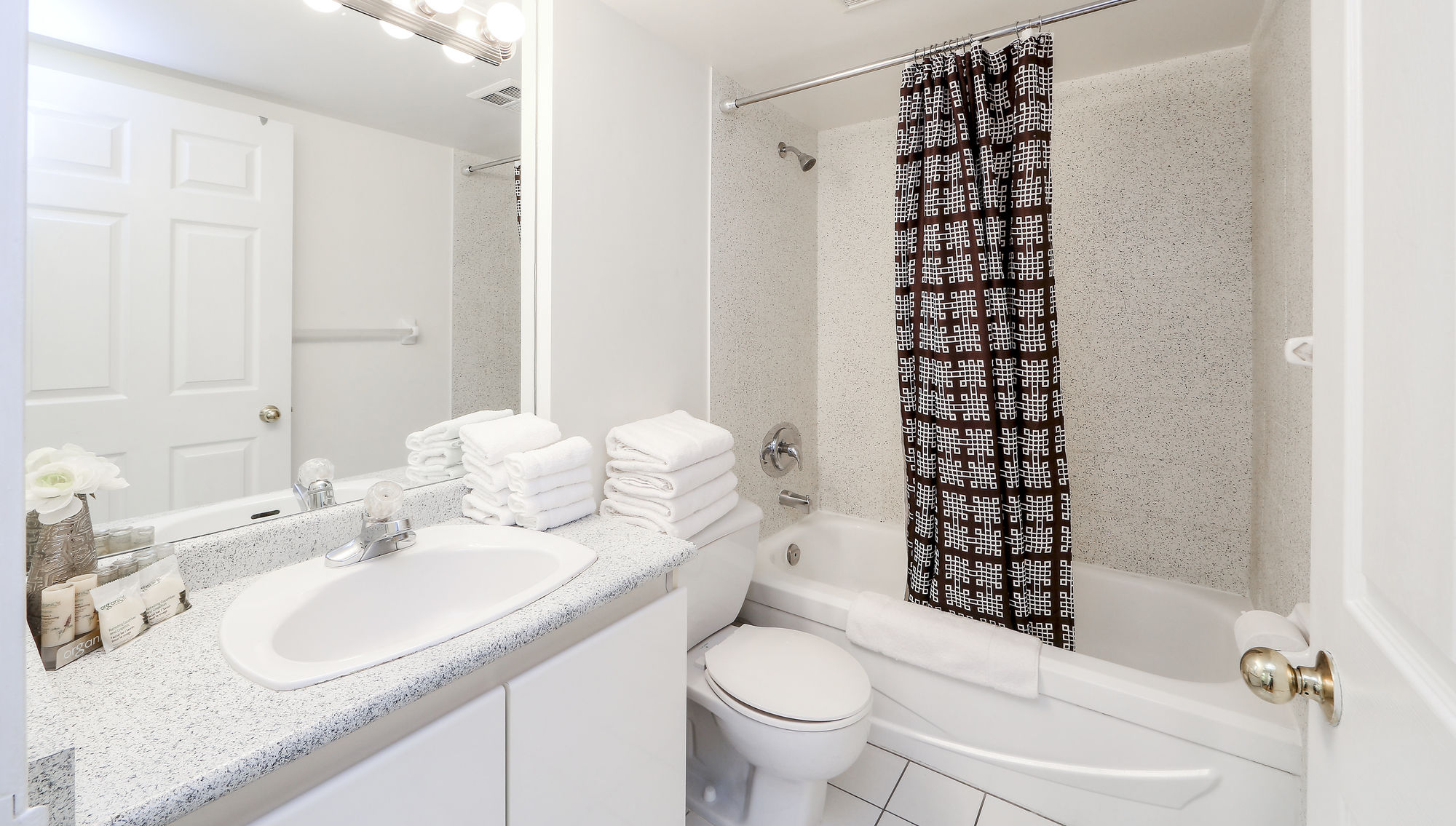 Фото Canada Suites - 832 Bay St