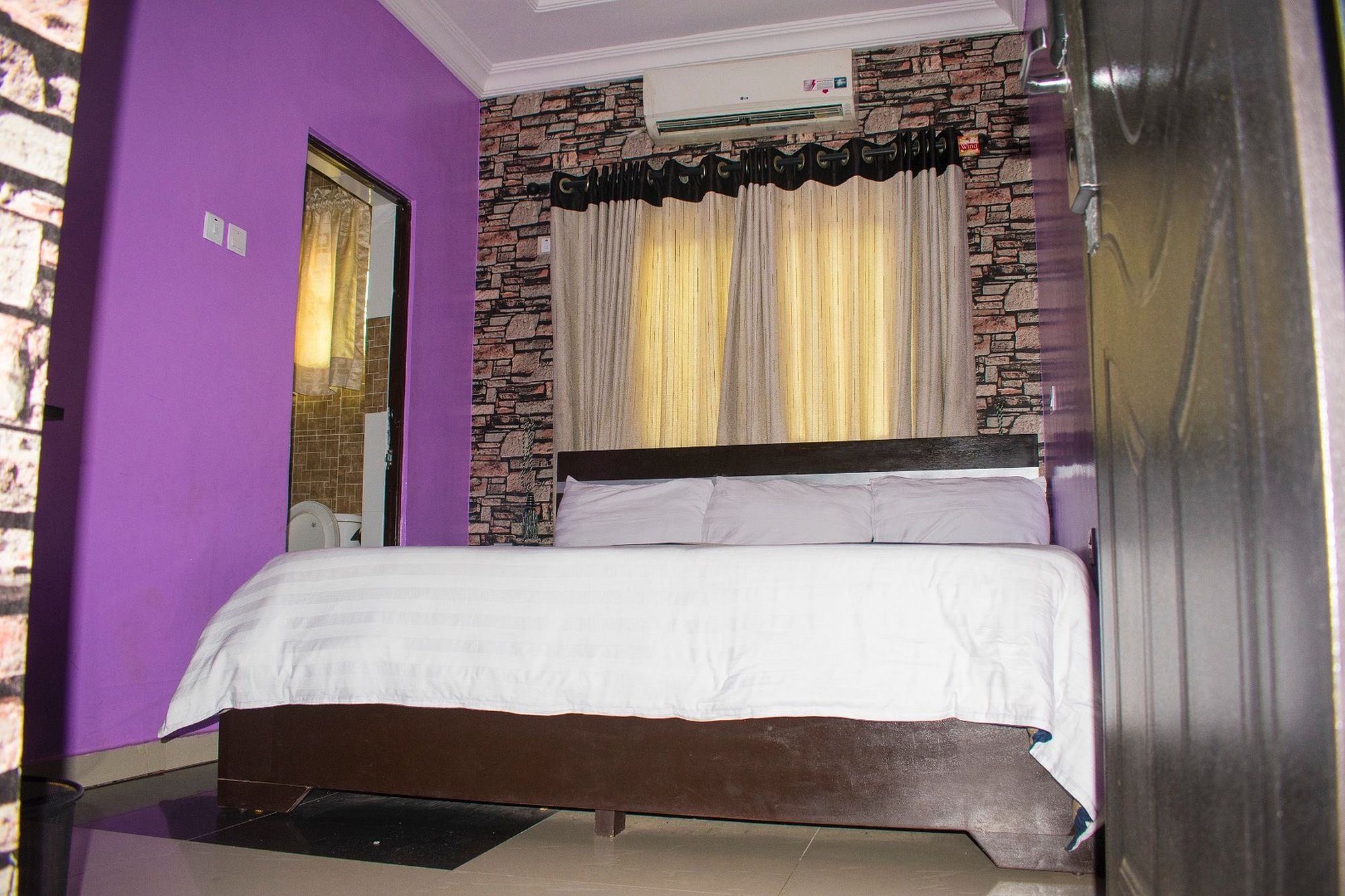 Фото Crestview Hotel & Suites