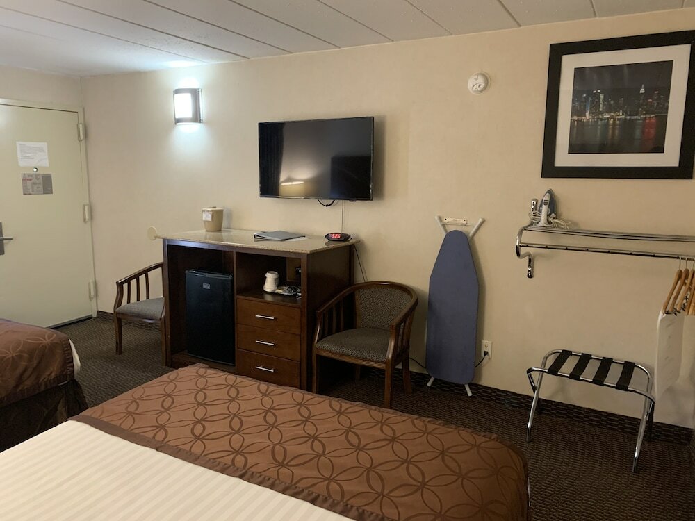 Фото Ramada by Wyndham Rockville Centre