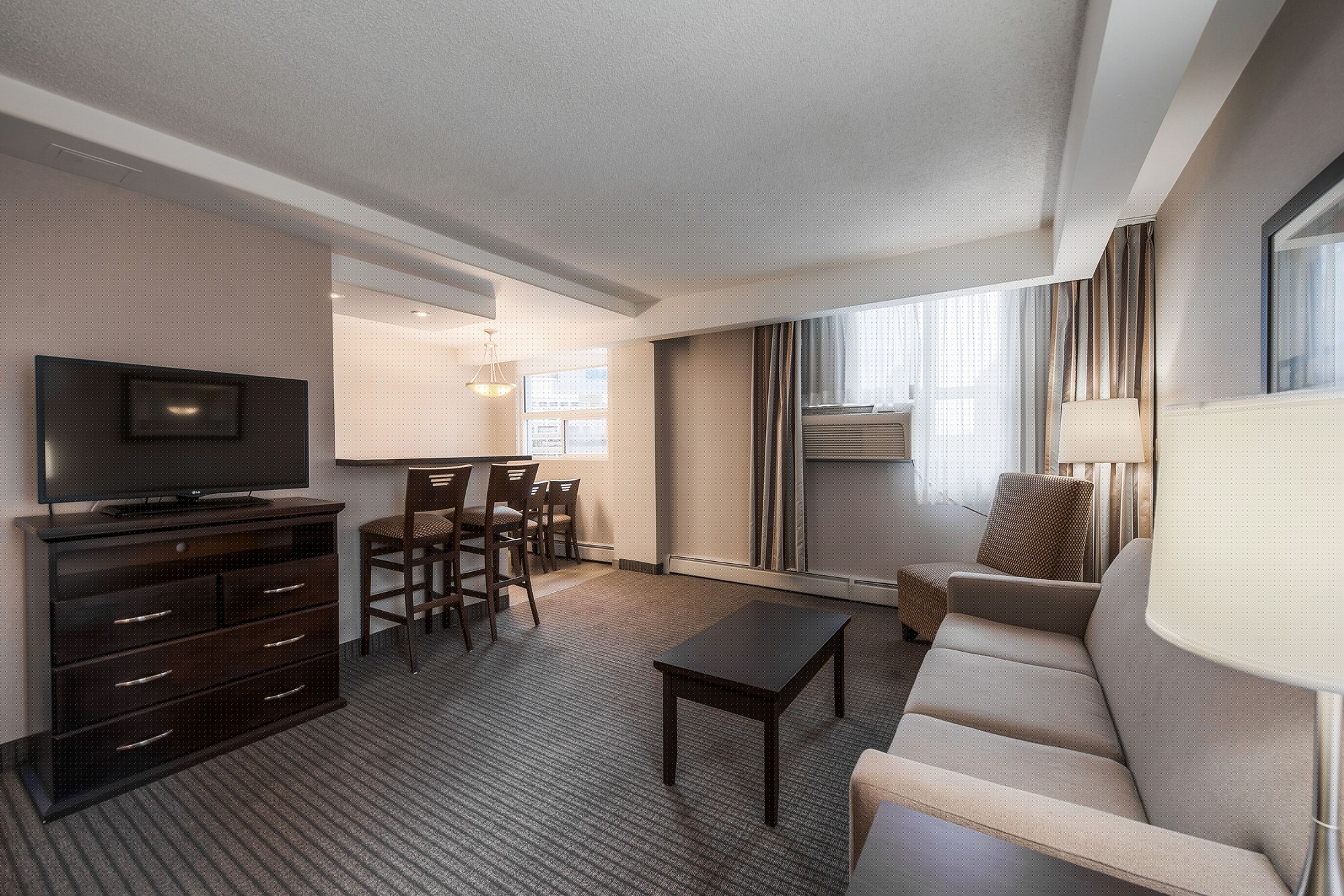 Фото Coast Calgary Downtown Hotel & Suites by Apa