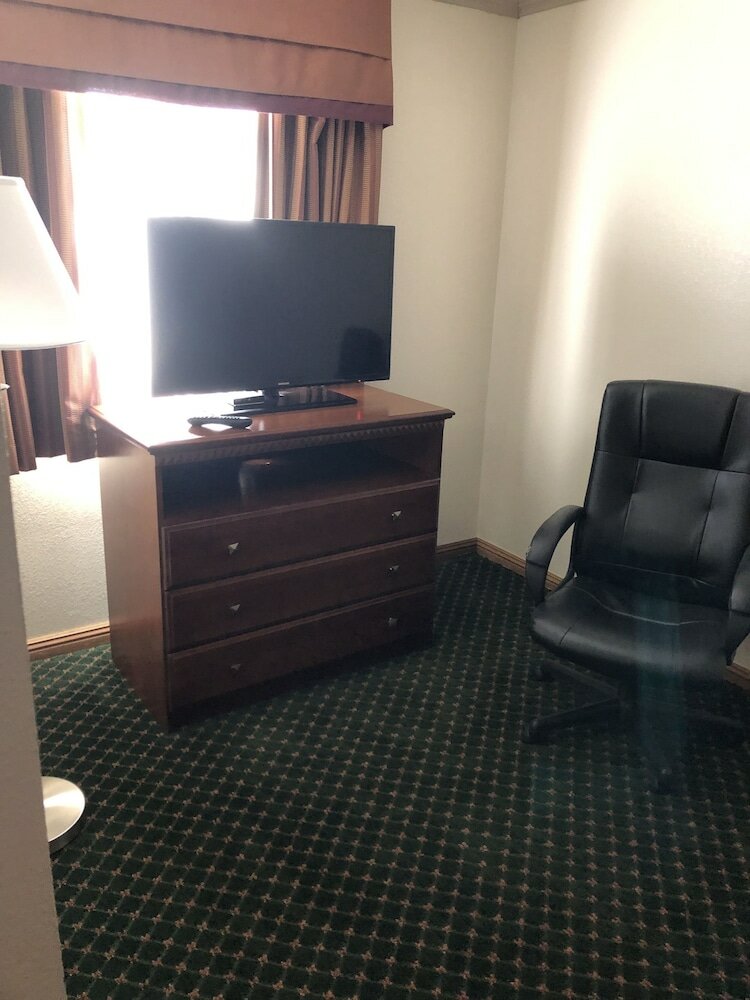 Фото Cloverdale Wine Country Inn & Suites