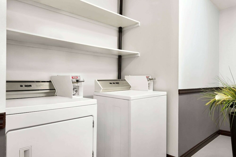 Фото Days Inn by Wyndham Kelowna