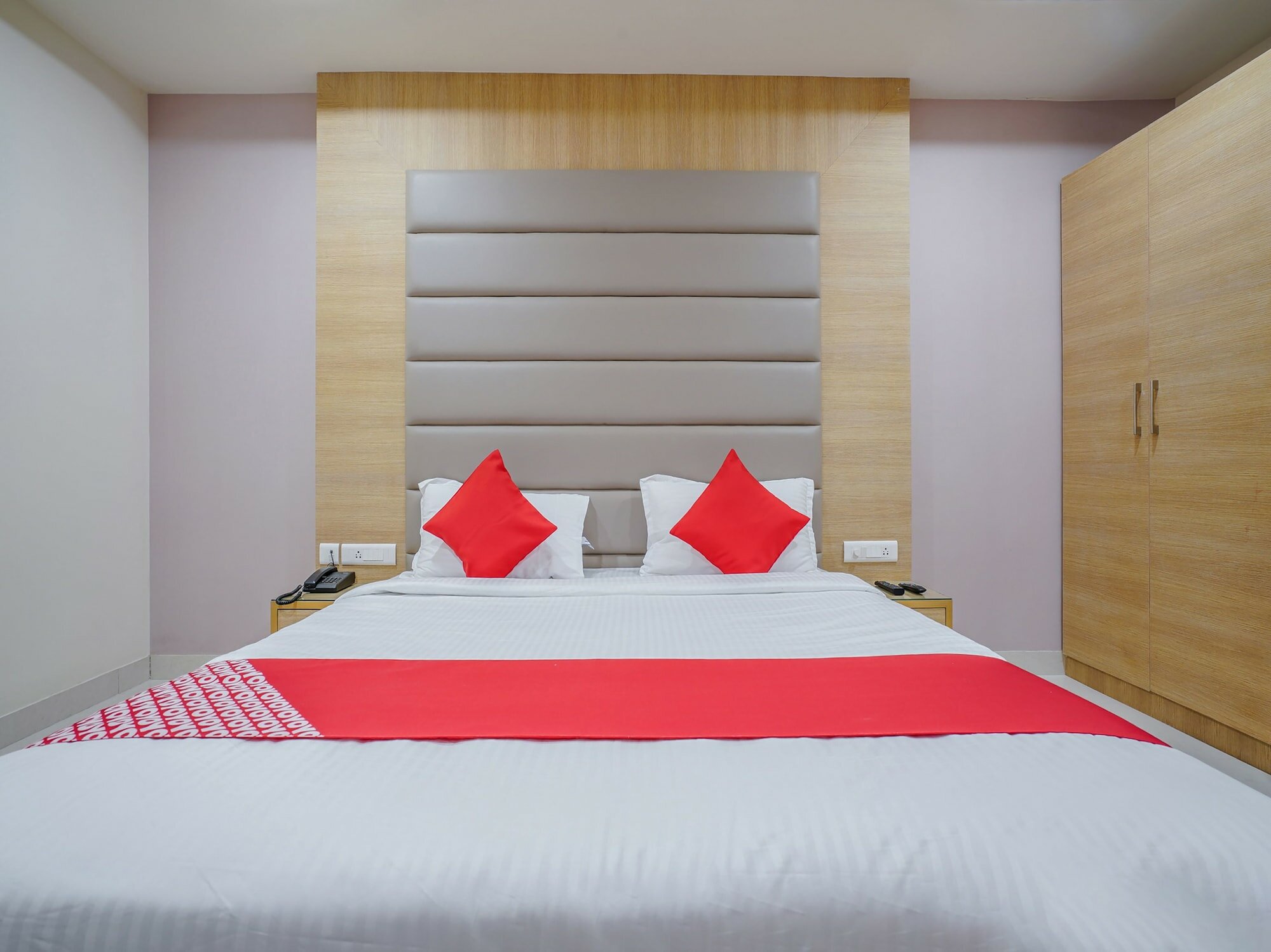 Фото Veeraj Suites