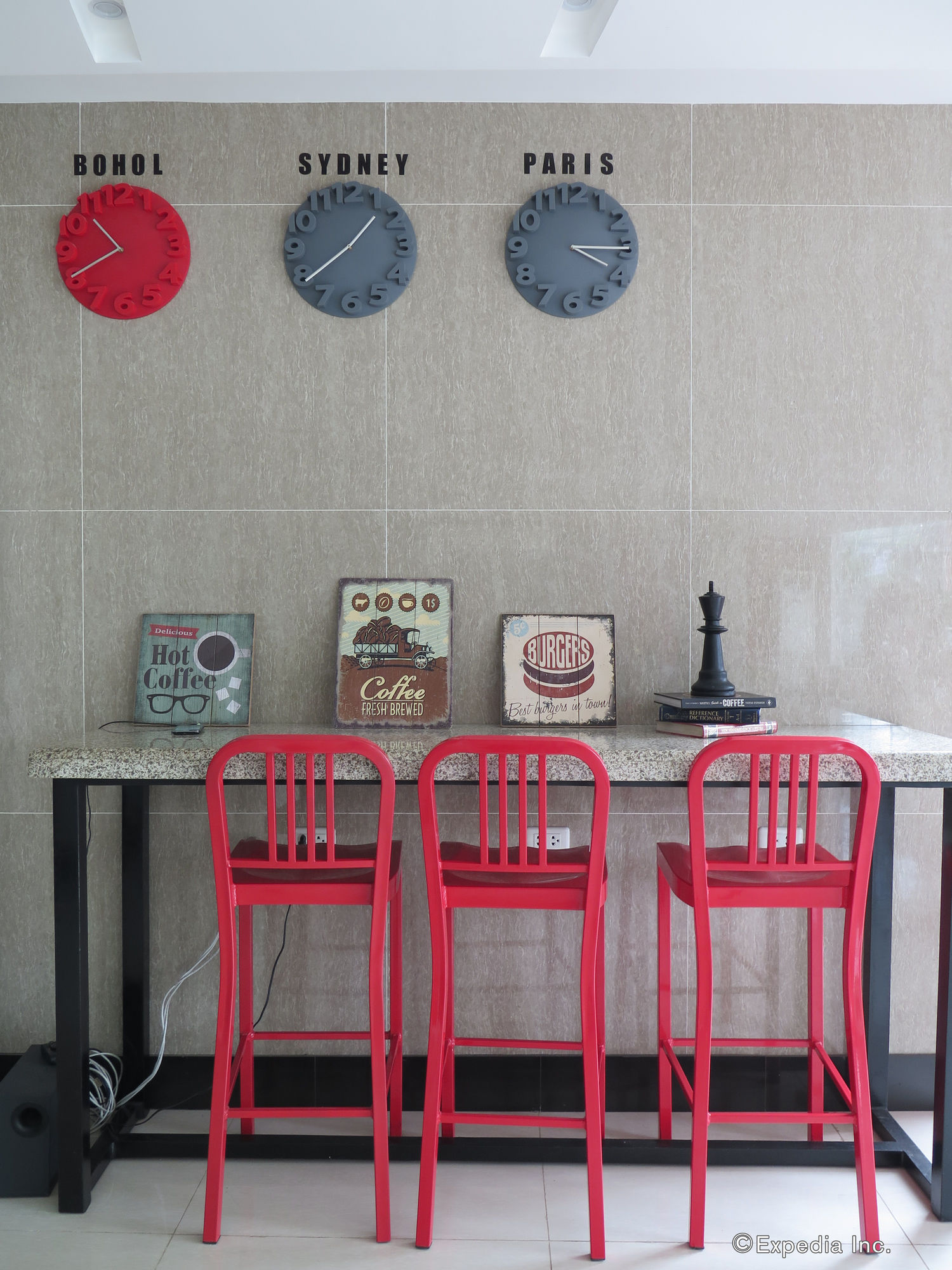 Фото 717 Cesar Place Hotel