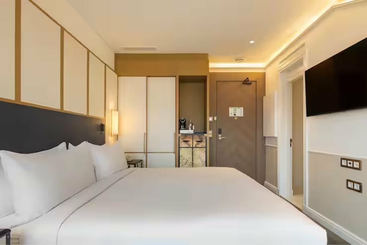 Фото The Emerald House Lisbon Curio Collection by Hilton