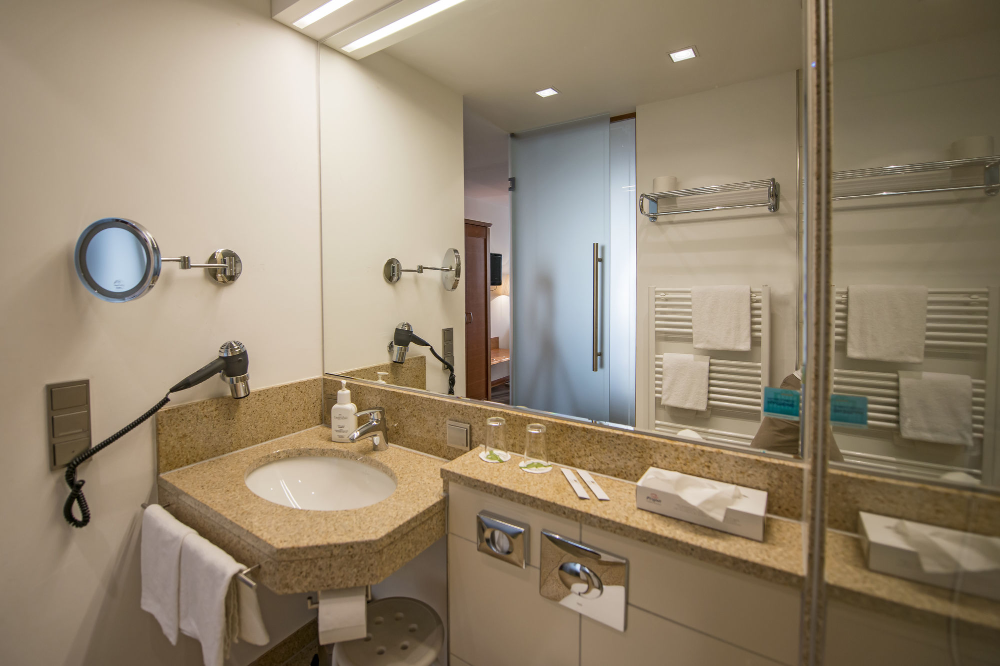 Фото Landidyll Hotel Gasthof zum Freden