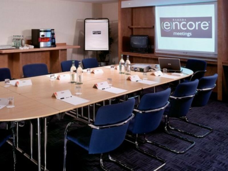 Фото Holiday Inn London - West, an Ihg Hotel