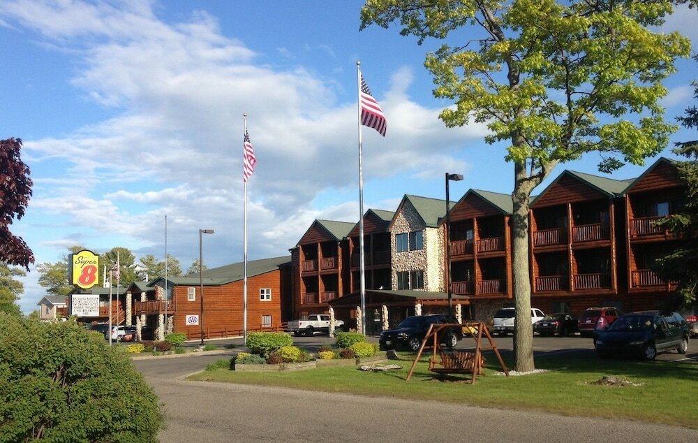 Фото Super 8 by Wyndham Bridgeview of Mackinaw City