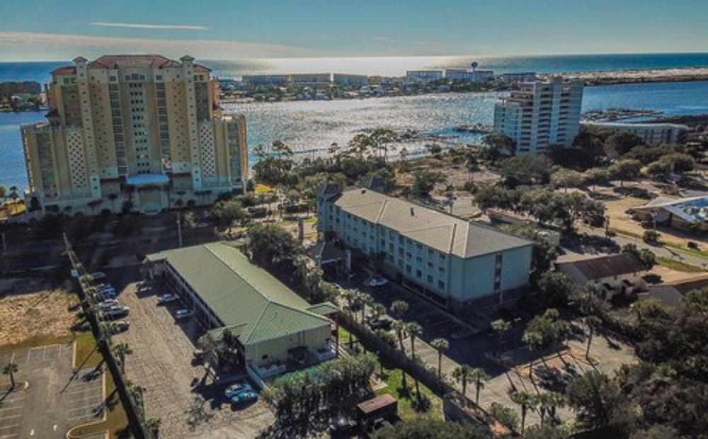Фото Days Inn by Wyndham Fort Walton Beach