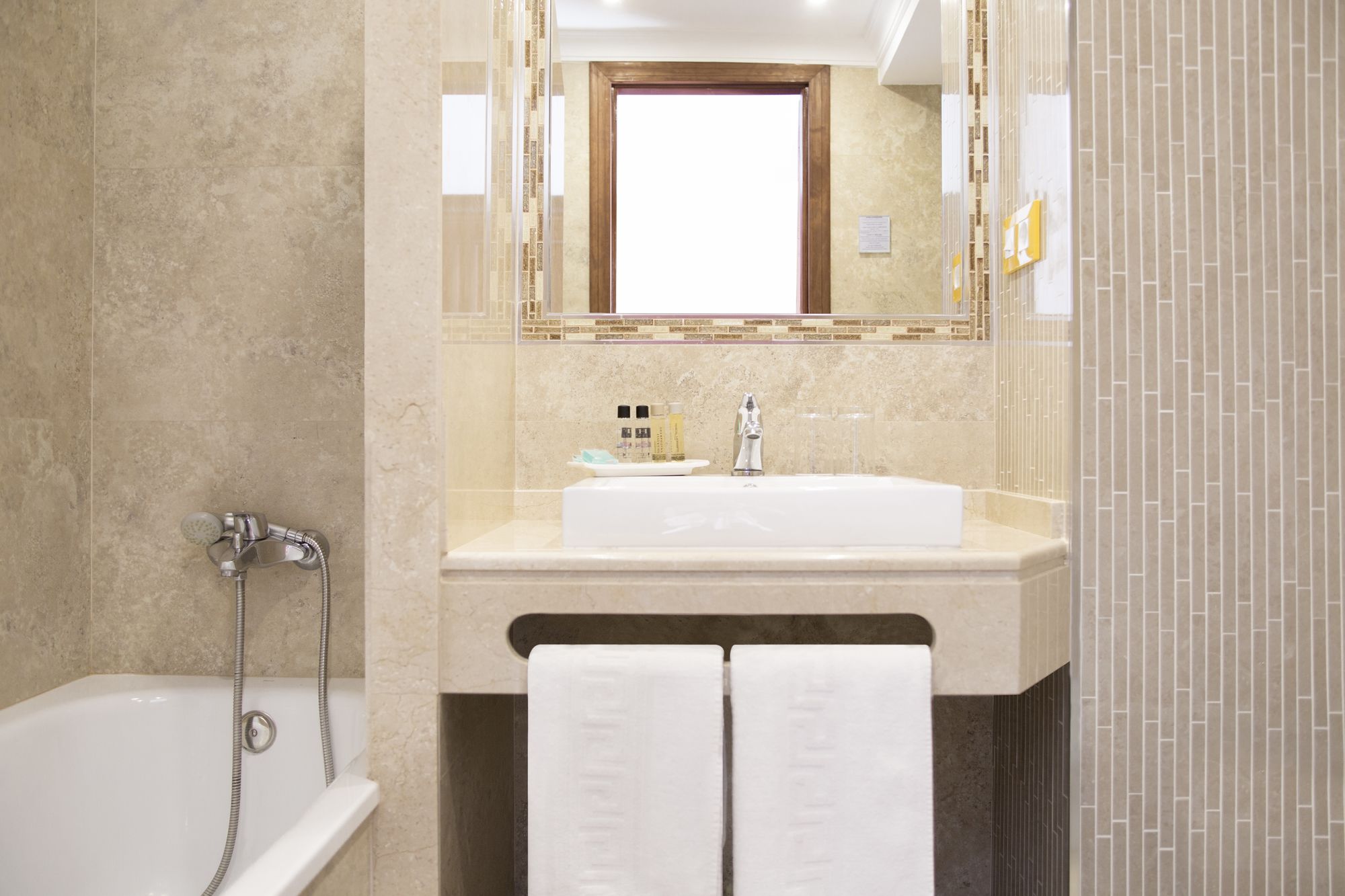 Фото Hostal Alhambra