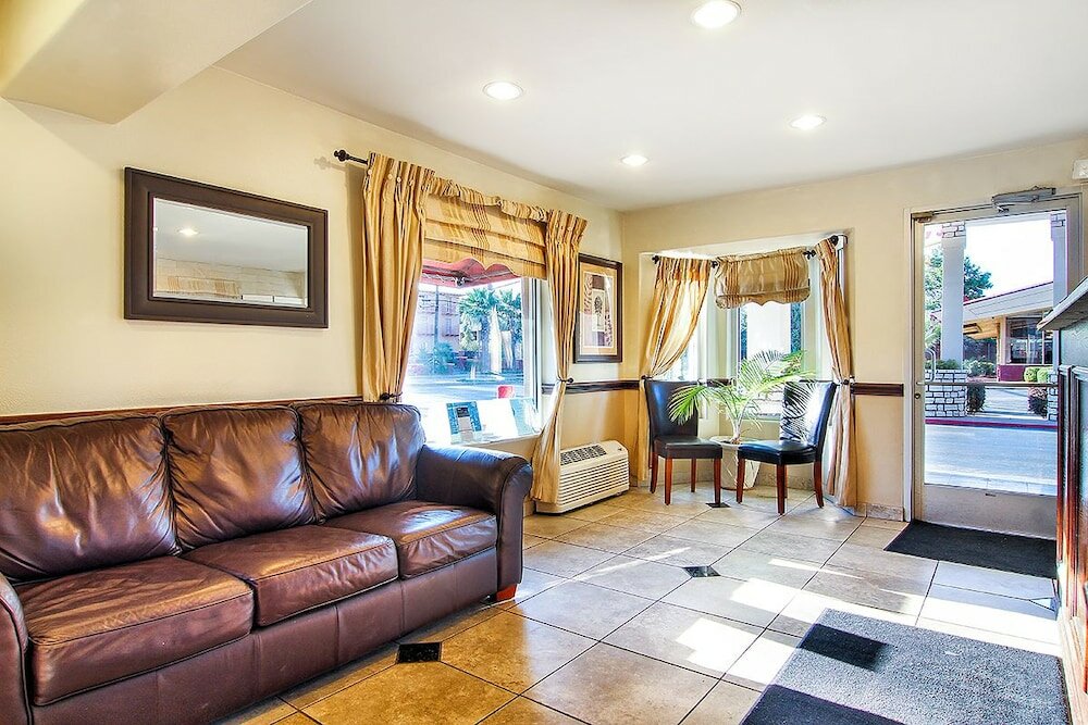 Фото Days Inn by Wyndham Market Center Dallas Love Field