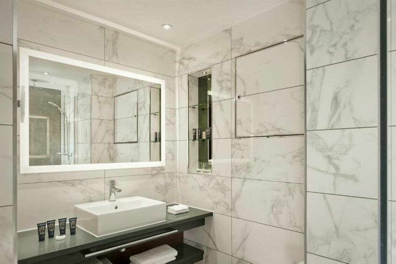 Фото 100 Queen's Gate Hotel London Kensington, Curio Collection by Hilton