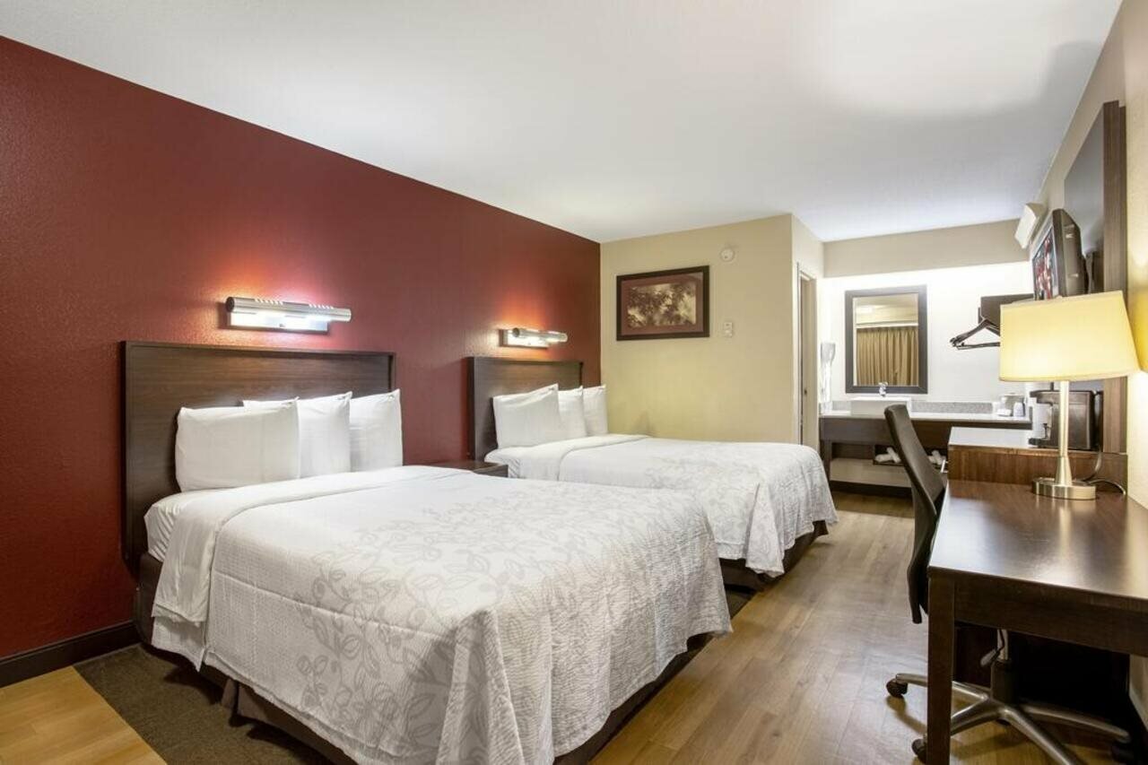 Фото Red Roof Inn Plus+ Chicago - Naperville