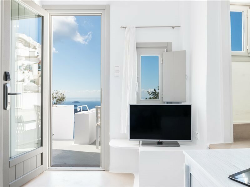 Фото On The Rocks Hotel