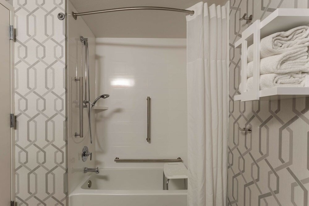 Фото Hampton Inn Madison East Towne Mall Area