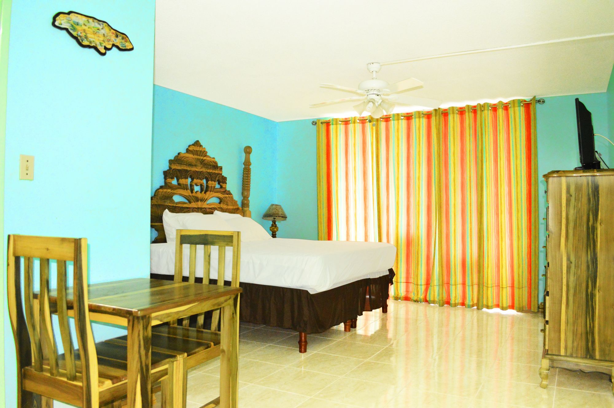 Фото Montego Bay Club Beach Resort