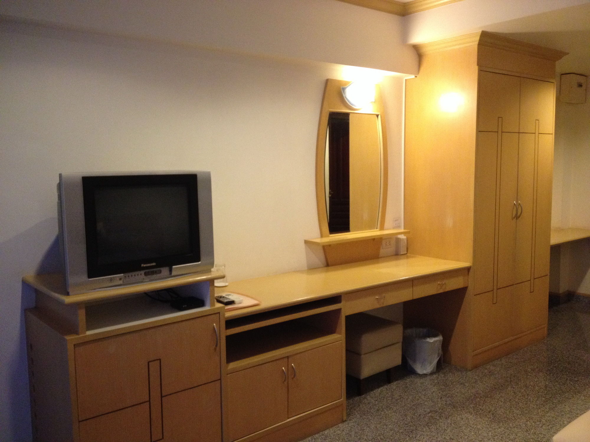 Фото Maneerote Hotel Surin