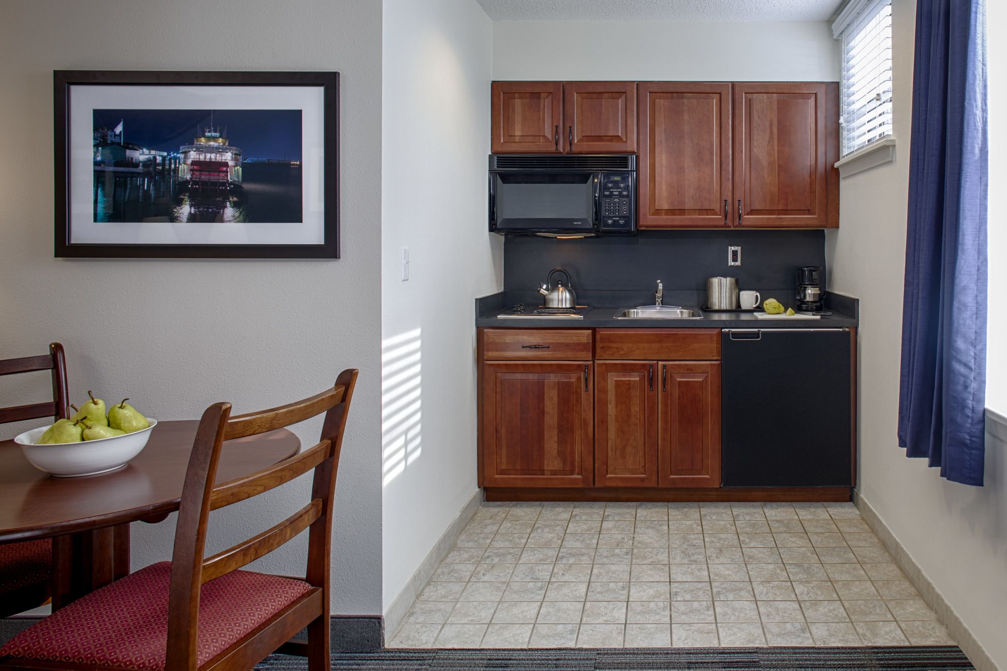 Фото Federal City Inn & Suites