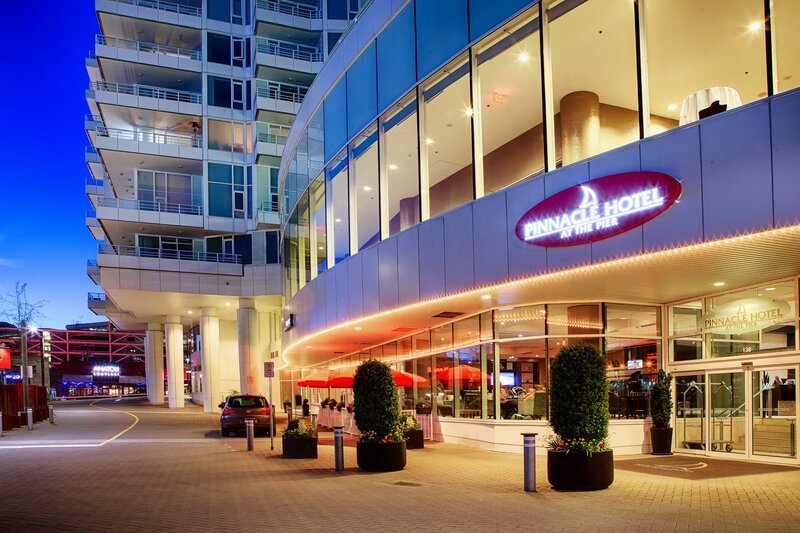 Гостиница Pinnacle Hotel at the Pier в Норт-Ванкувере