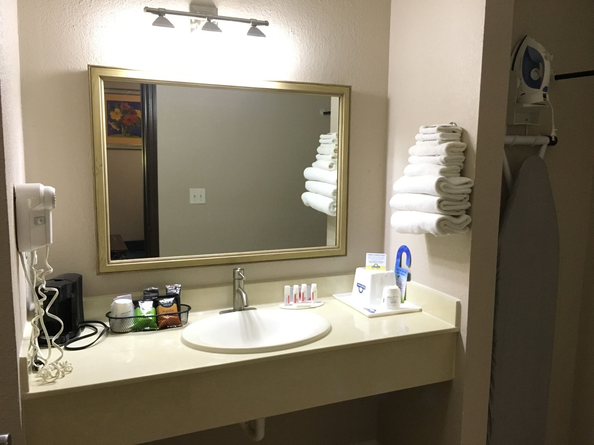 Фото Days Inn & Suites by Wyndham Tampa near Ybor City