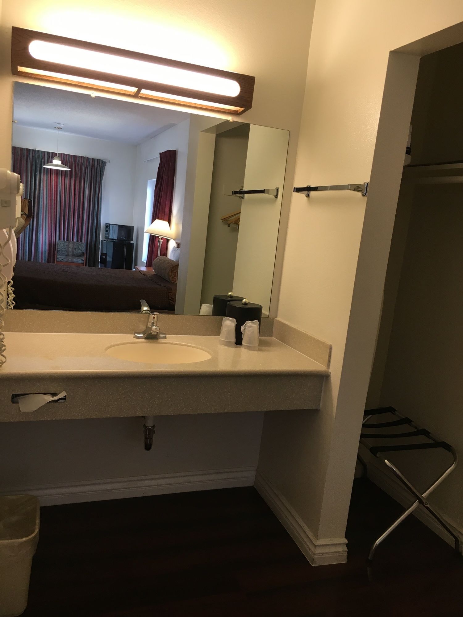 Фото Riverside Inn & Suites