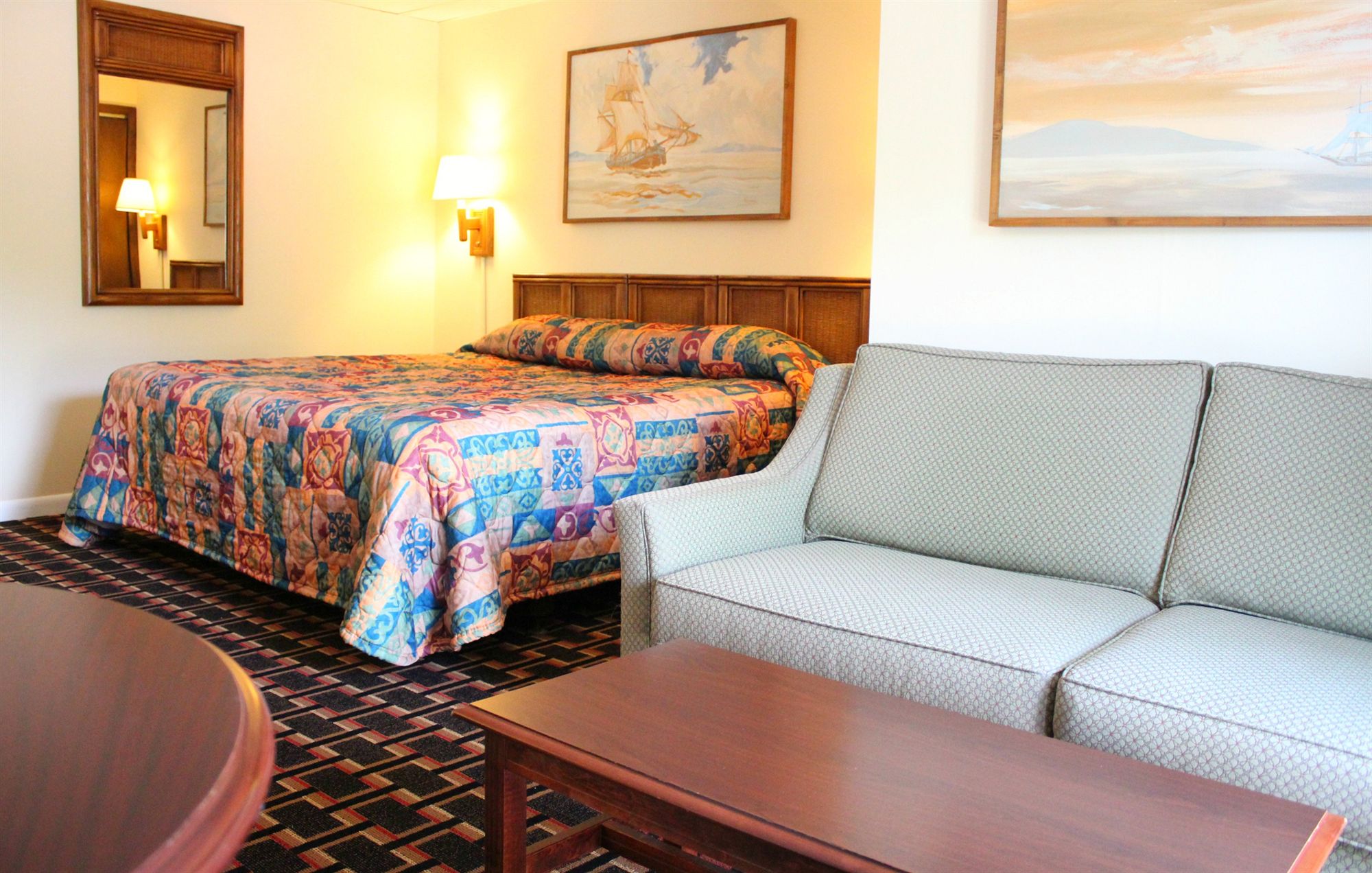 Фото Colonial Inn Ellsworth