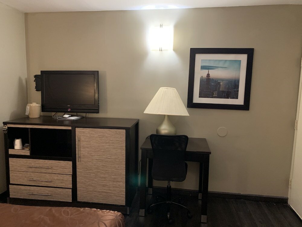 Фото Ramada by Wyndham Rockville Centre