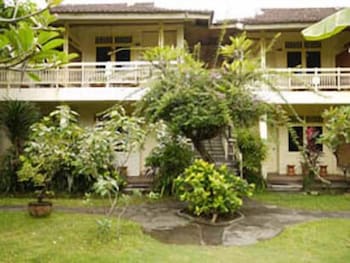 Фото Bali Lovina Beach Cottages